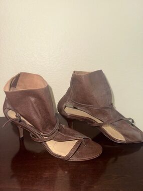 BCBG Max Azria Leather Ankle Wrap Heels Brown 38.5 Strappy Designer Sandals